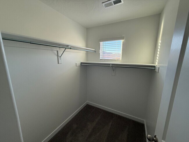 Building Photo - Includes internet - Pool/Pickle Ball +++