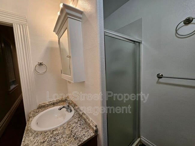 Building Photo - 634 SW Grant St.