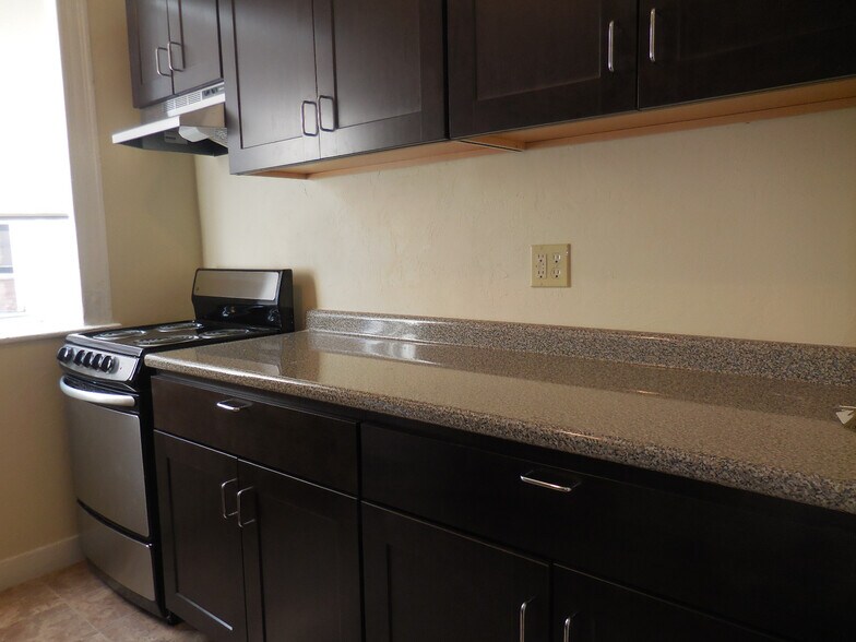 Building Photo - 165 Kelton St