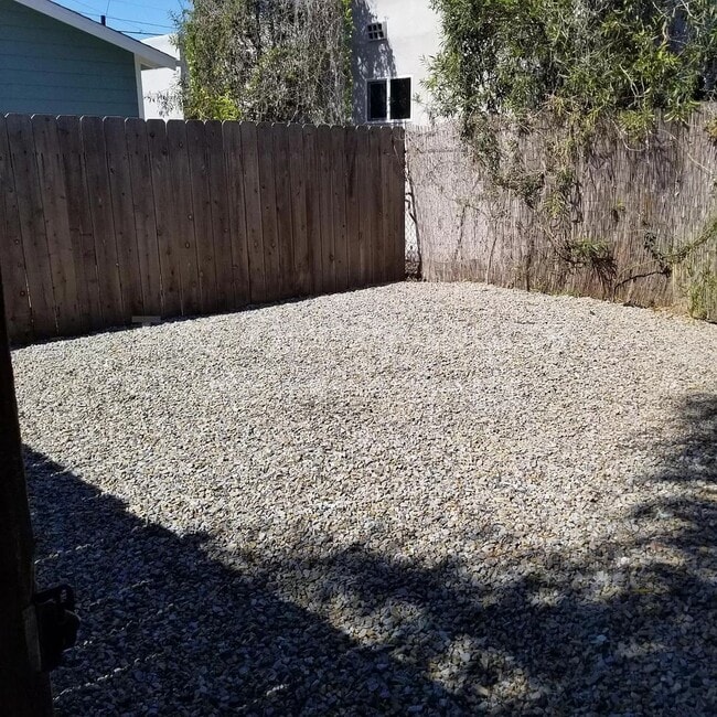Building Photo - ***Remodeled, Charming 2 bed / 2 bath Bung...