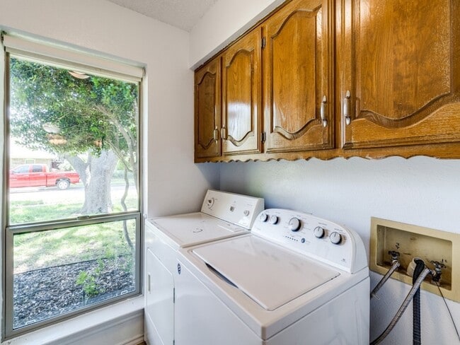 Building Photo - 207 Hemlock Dr
