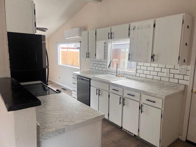 Building Photo - Holiday Move in Special  - $500 Off Rent!!!! 3 bedroom, 1 Bath home - Rare find with a large back...