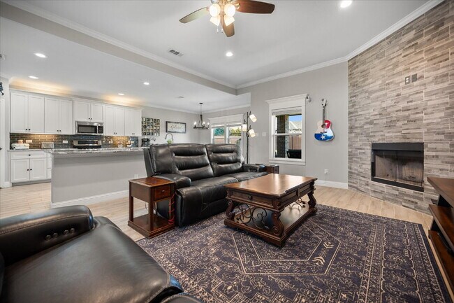 Building Photo - Stunning 3-bedroom, 2-bathroom home on an ...