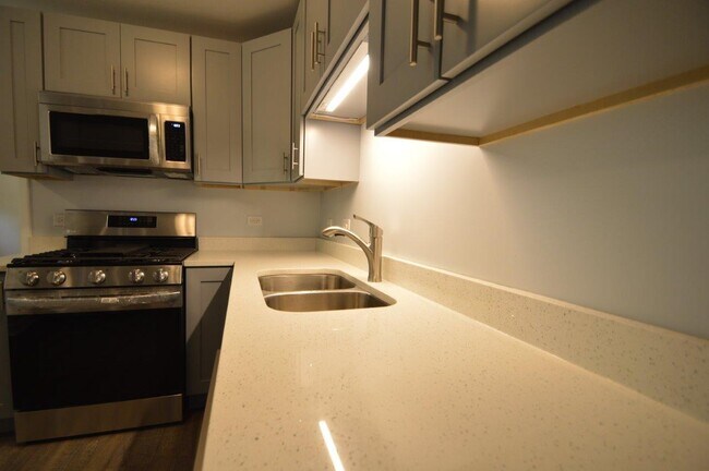 Building Photo - 651 S Stuart Ln