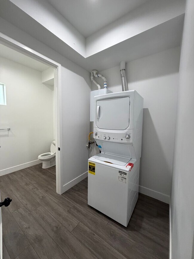 Building Photo - 6905 Ben Ave