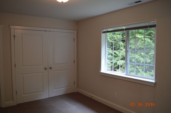 Building Photo - 1-Bedroom in Gated Community!