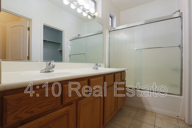 Building Photo - 2644 E Chester Dr