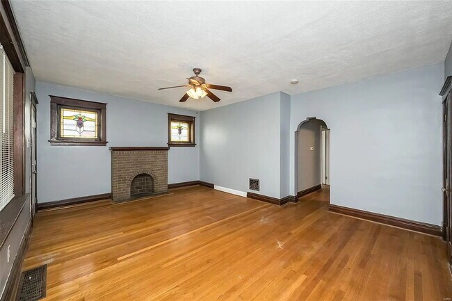 Building Photo - "Charming 2-Bed Duplex Retreat on Pennsylvania Ave – Spacious 1170 Sq Ft in Vibrant St. Louis!"