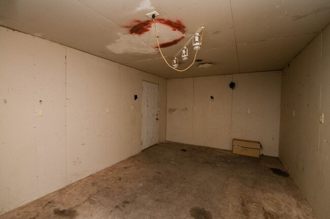 Building Photo - 3 Bedroom / 1 Bathroom Home for Rent in Crown Point