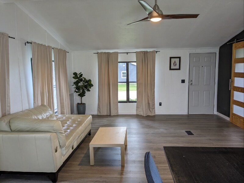 Building Photo - 101 W Skyway Dr