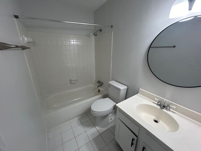 Building Photo - 240 Jamil Rd