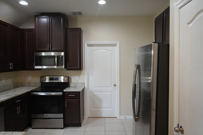 Building Photo - 2212 Lennox Dale Ln