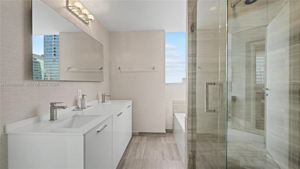 Building Photo - 1300 Brickell Bay Dr
