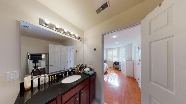Building Photo - Three Bed Graduate Hospital Apartment