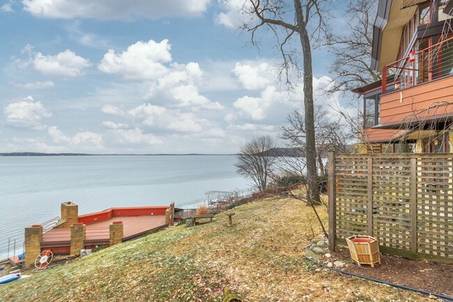 Building Photo - Lake Mendota Dream Home in Desirable Sprin...