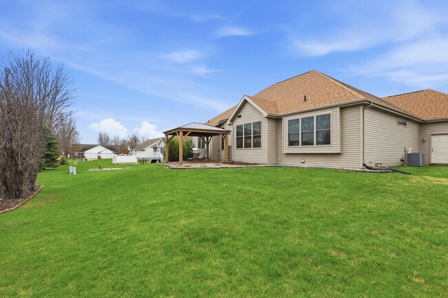 Building Photo - Stunning Appleton Home