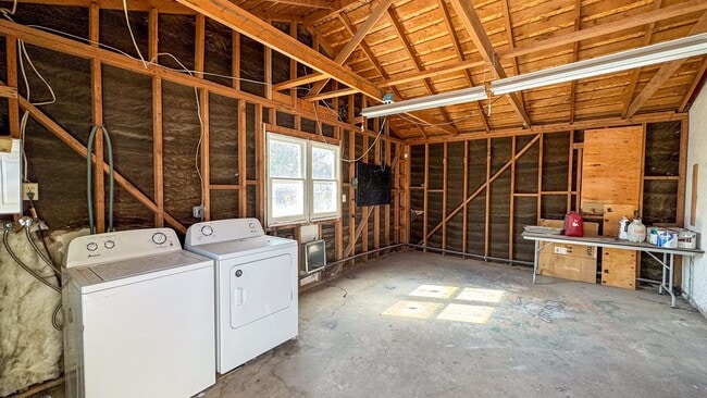 Building Photo - 3-Bed, 2-Bath Single Story Home with Big Y...