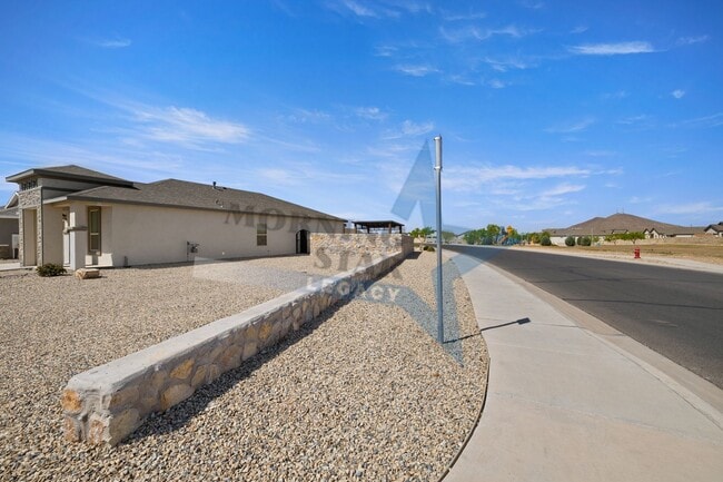 Building Photo - 4 bedroom with 3 bathrooms!!!!