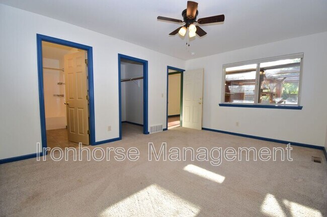Building Photo - 502 Sanders Ave