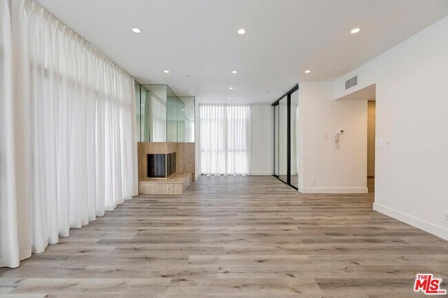 Building Photo - 323 N Palm Dr