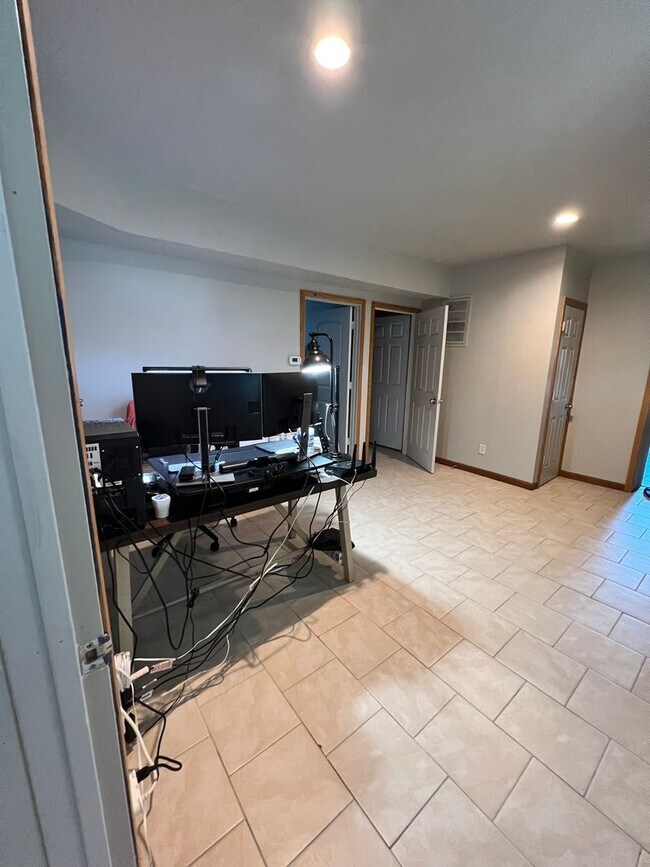 Building Photo - 709