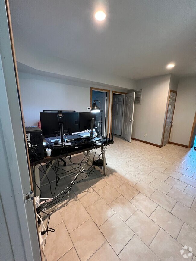 Building Photo - 709