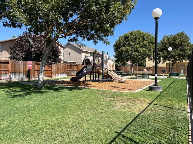 Building Photo - 440 Olive Way