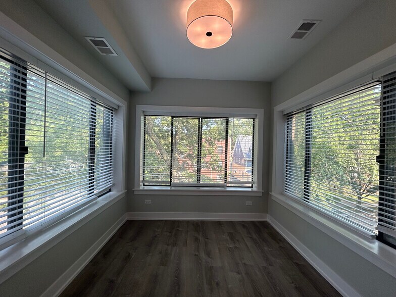 Building Photo - 1000 Crain St