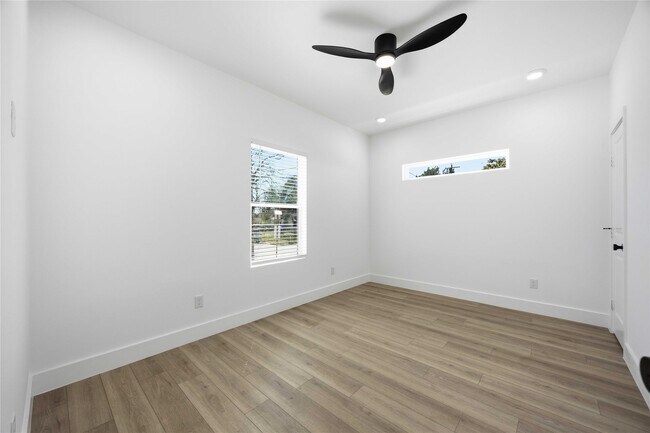 Building Photo - 801 E 32nd 1/2 St