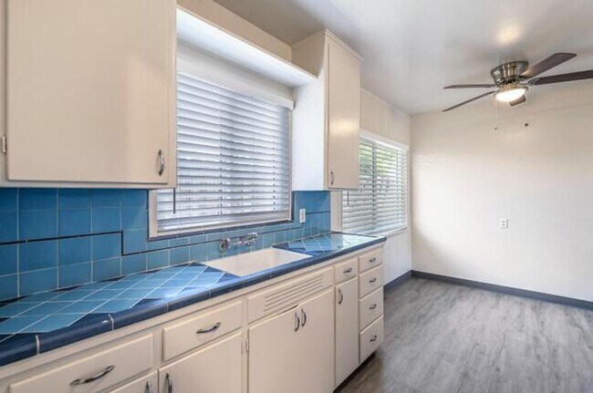 Building Photo - 2044-2046 Mayfair Dr W