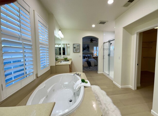 Building Photo - 372 S Caballo St