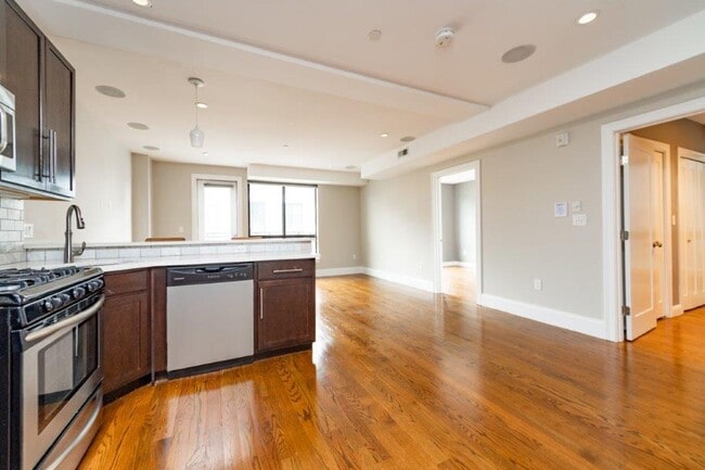 Building Photo - 331 D St