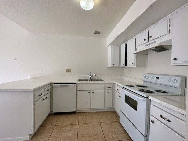 Building Photo - 7007 Pembridge Ln