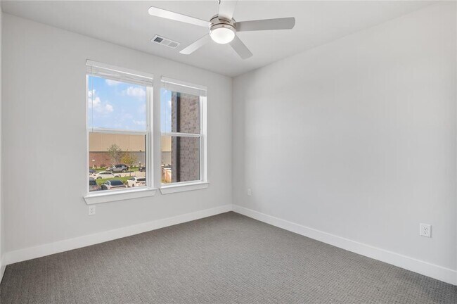 Building Photo - 250 N Vlg Dr