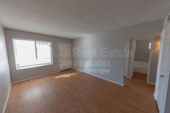 Building Photo - 563 N Cherry