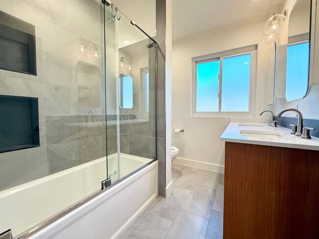 Building Photo - Beautifully Renovated Single-Family Home i...