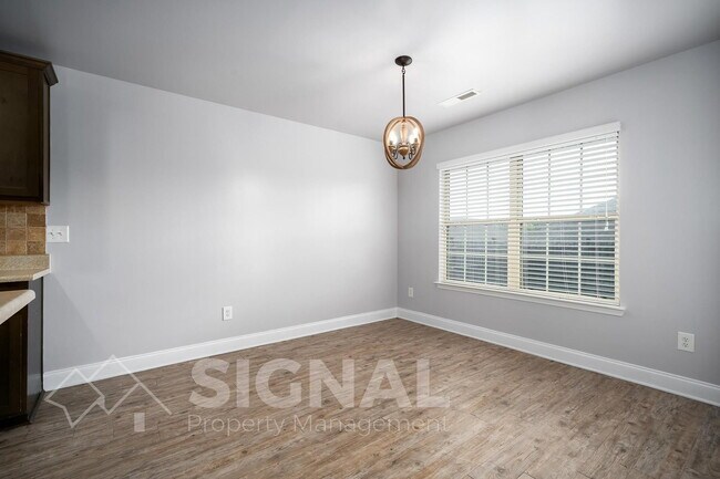 Building Photo - 473 River Crest Dr N