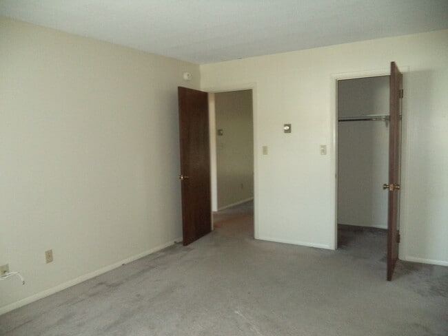 Building Photo - 715 W Cherry Ln