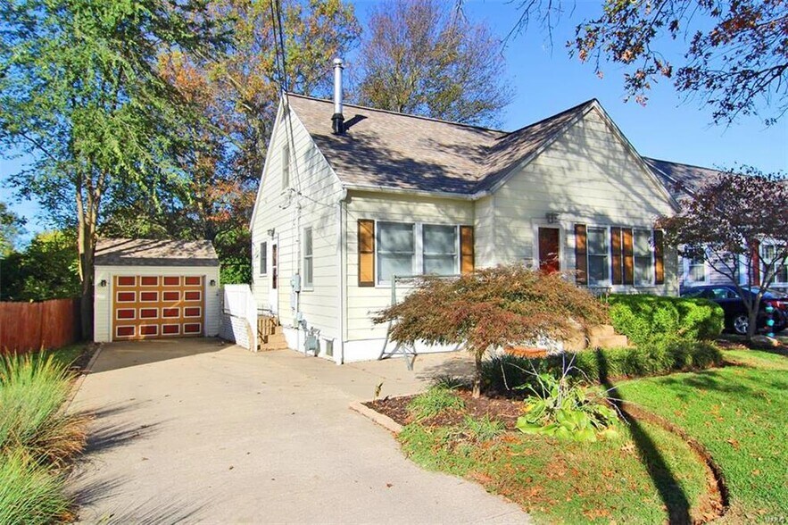 Primary Photo - 221 Henderson St