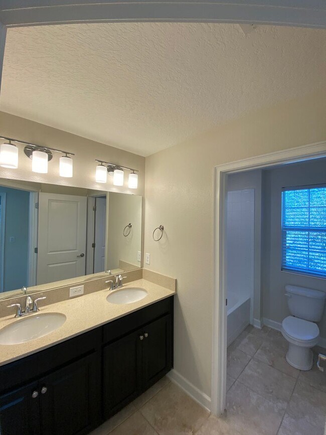 Building Photo - Spacious 4-Bedroom Home in Prime Winter Ga...