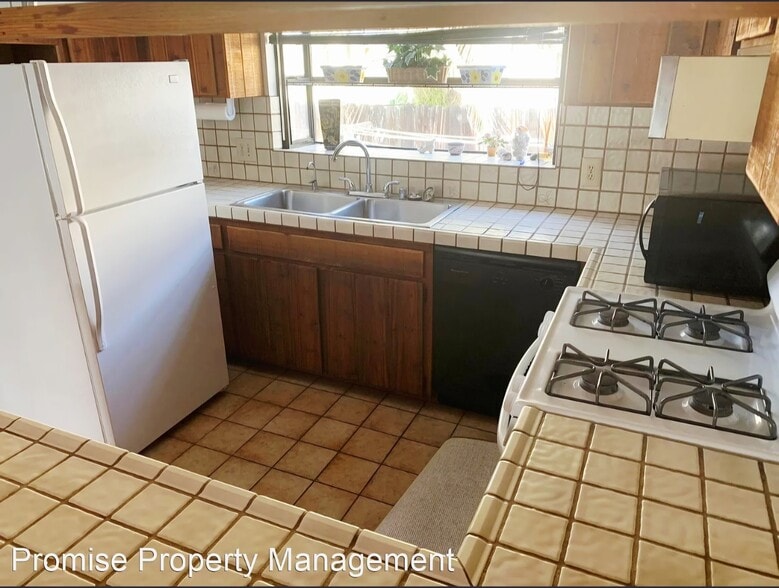 Large kitchen bay window offers plenty of natural light. - 934 S Myers St
