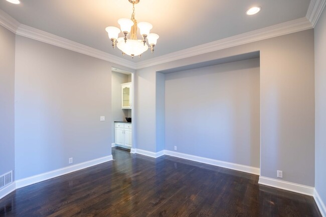 Building Photo - Stunning 6-Bed, 5-Bath Fully Remodeled Hom...