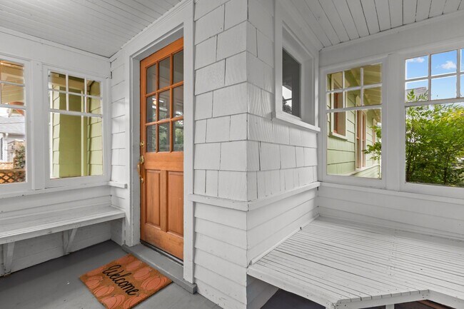 Building Photo - Classic Tacoma Charm with Room to Breathe....