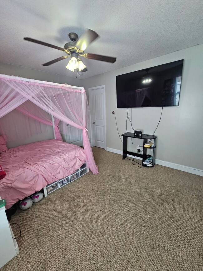 Building Photo - Spacious 5-Bedroom, 3-Bathroom Home for Re...