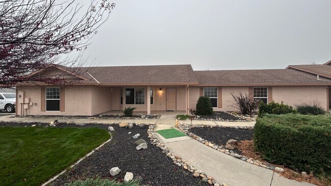 Building Photo - 14575 Avenida Central