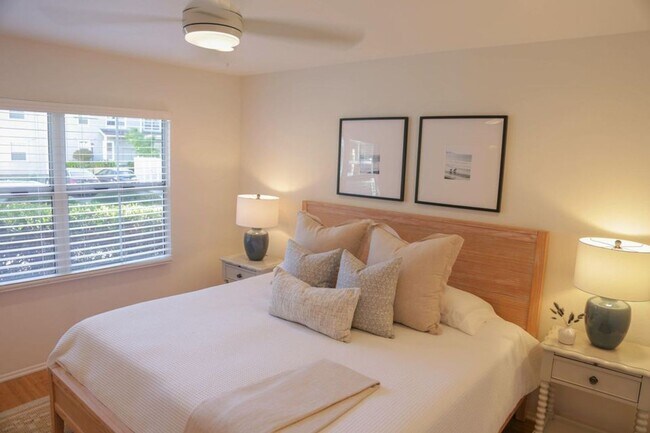 Building Photo - 3 bdrm 2 bath Townhome