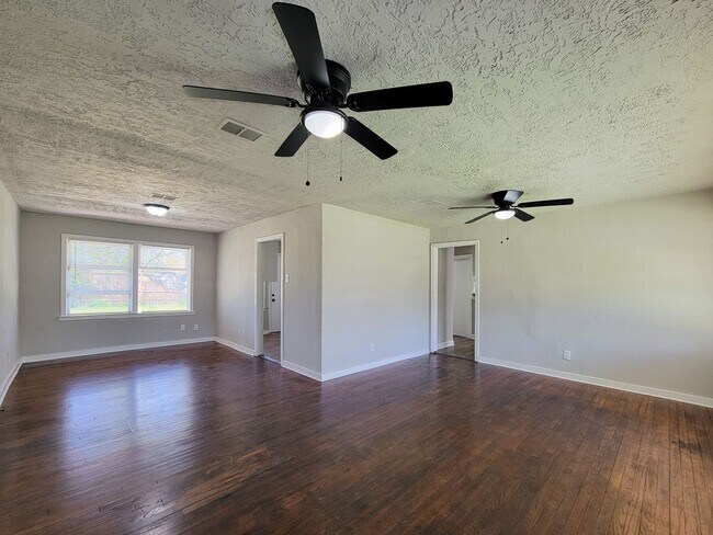 Building Photo - Welcome to this inviting single-family residence in the desirable South Park/Sunnyside area of Ho...