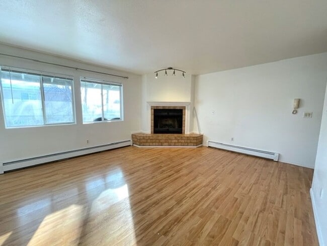 Building Photo - RARE FIND! Spacious and bright three bedro...