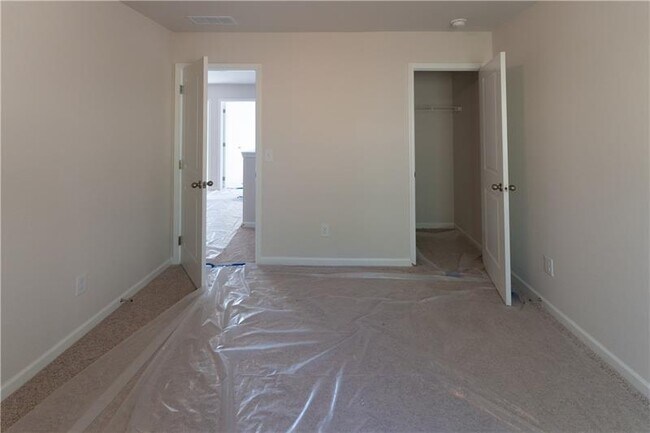 Building Photo - 530 River Run Dr
