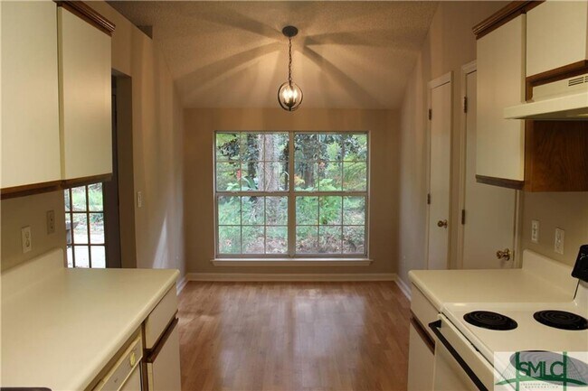 Building Photo - 3 bed 2 Bath Richmond Hill